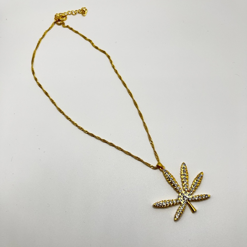 Leaf pendant necklace
